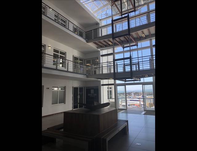 74M² OFFICE TO LET IN WATERFRONT